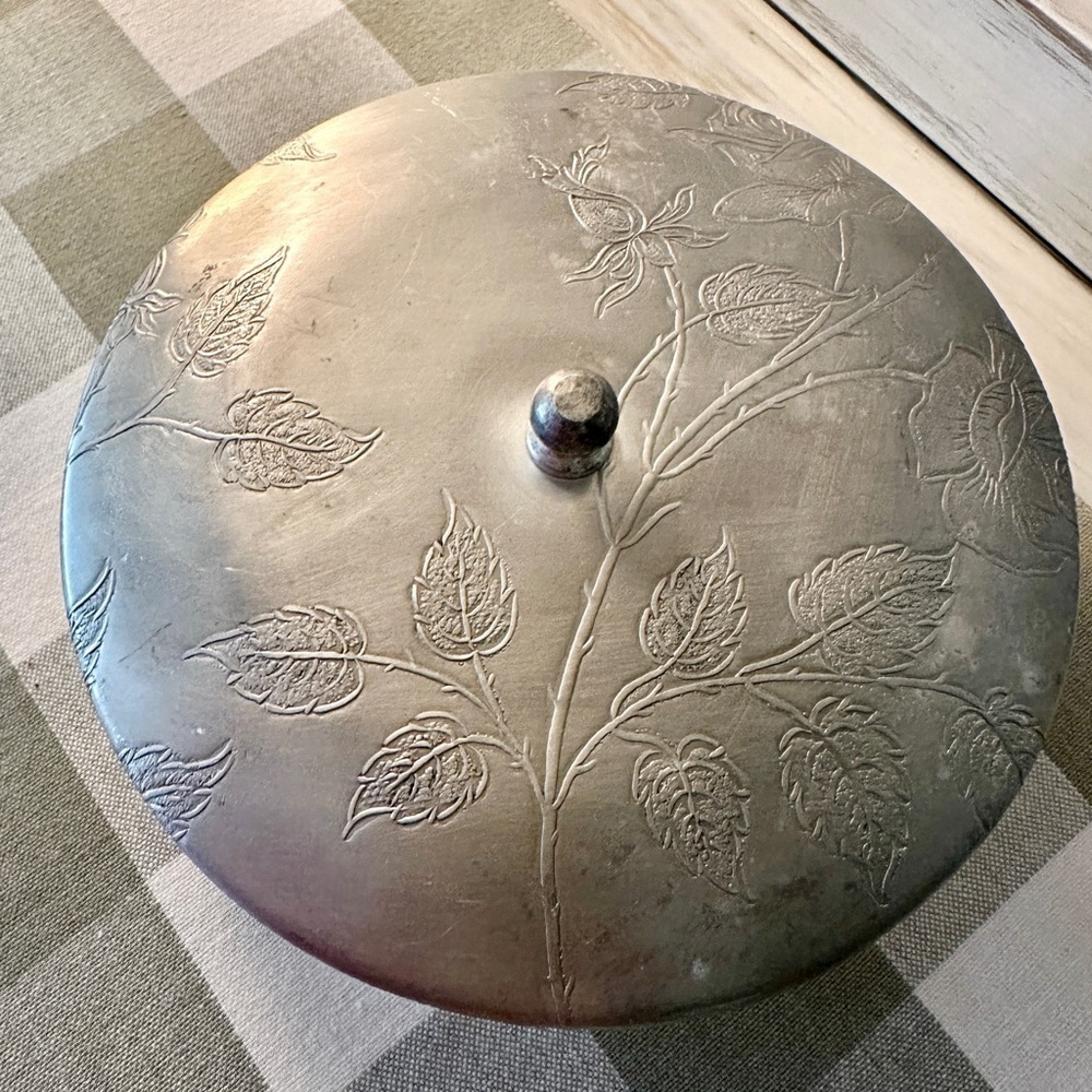 VINTAGE, DIVIDED GLASS DISH WITH A METAL LID. VERY NICE, PREOWNED CONDITION. - Picture 2 of 11
